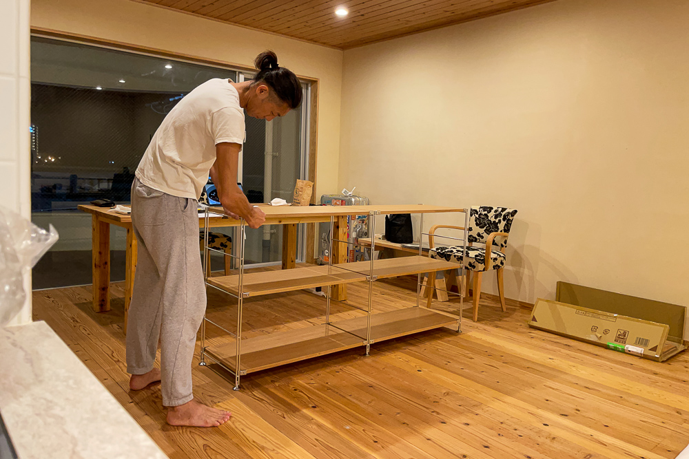 沖縄ワーケーションルームリノベーション　DIYパート DAY45　ベッドメイキングの練習と無印良品 ステンレスシェルフユニット組み立て、ベッドサイドランプ設置