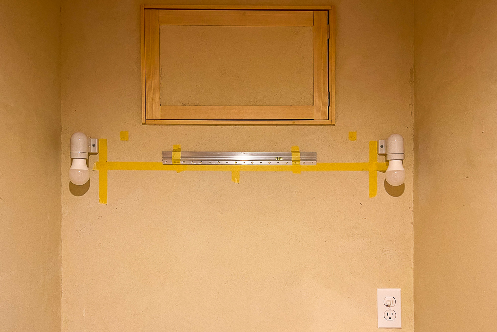 沖縄ワーケーションルームリノベーション　DIYパート DAY46　無印良品ステンレスユニットシェルフにトロピカルスタイルパネルをつける、ロールスクリーンの取付、洗面台の鏡設置