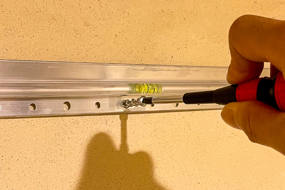 沖縄ワーケーションルームリノベーション　DIYパート DAY46　無印良品ステンレスユニットシェルフにトロピカルスタイルパネルをつける、ロールスクリーンの取付、洗面台の鏡設置