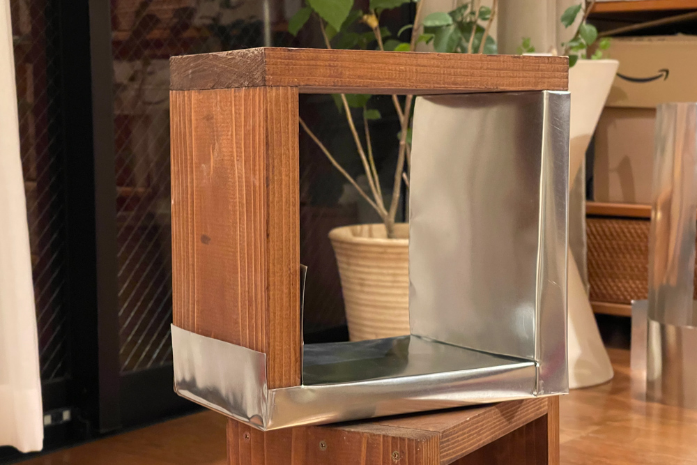 初めてのトタン板加工　東京自宅 ロフト 換気口の木枠をトタンで覆う