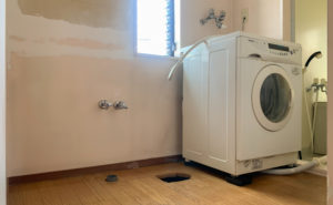 東京自宅の洗面所DIYリノベーション DAY1 洗濯機の防水パンを取り外し床に洗濯機排水トラップを取り付ける