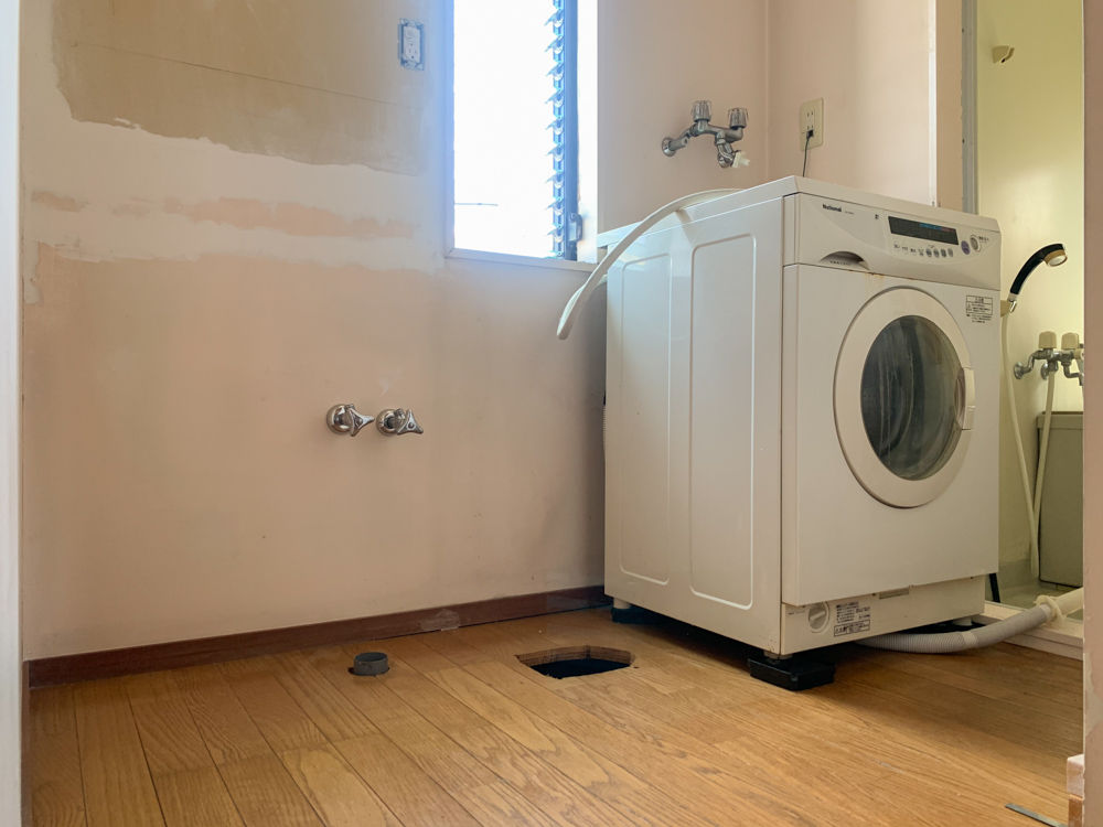 東京自宅の洗面所DIYリノベーション DAY1 洗濯機の防水パンを取り外し床に洗濯機排水トラップを取り付ける