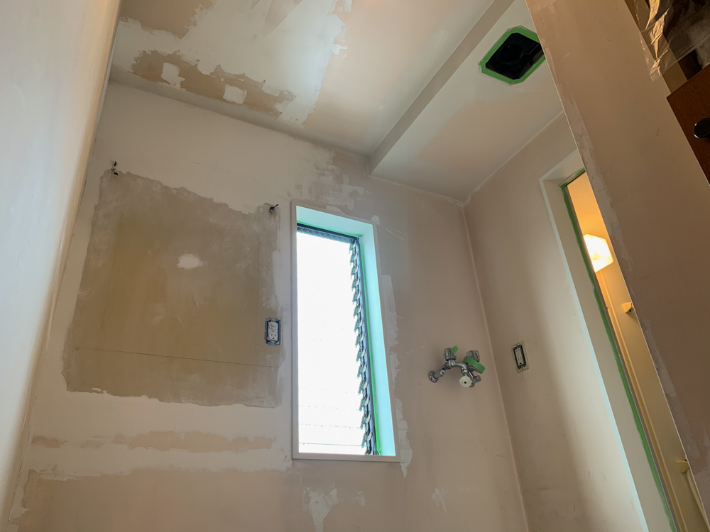東京自宅の洗面所DIYリノベーション DAY2　天井と壁のペンキ2色塗り