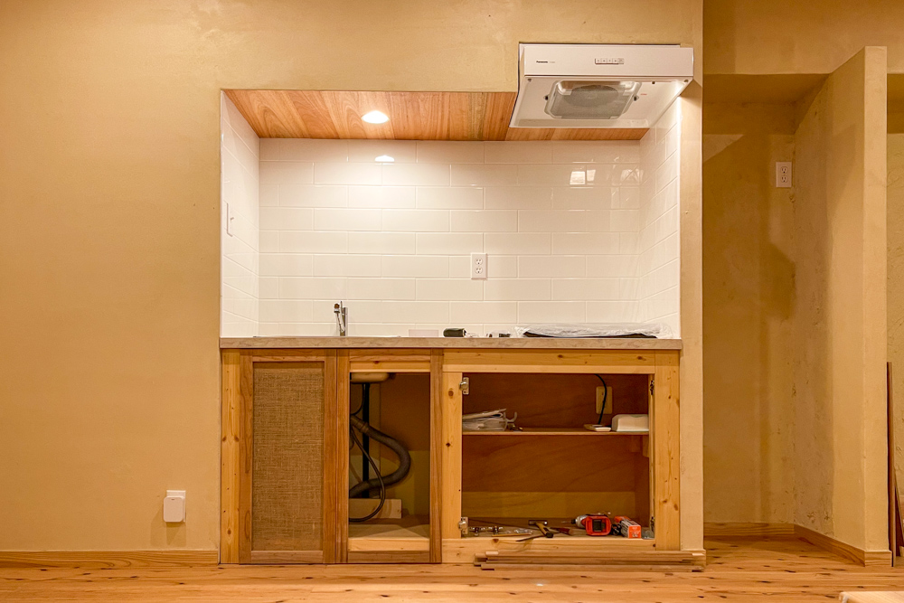 沖縄ワーケーションルームリノベーション　DIYパート DAY31　キッチンタイルの目地入れと杉材とジュート麻布でキッチン台の扉を試作