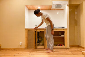 沖縄ワーケーションルームリノベーション　DIYパート DAY31　キッチンタイルの目地入れと杉材とジュート麻布でキッチン台の扉を試作