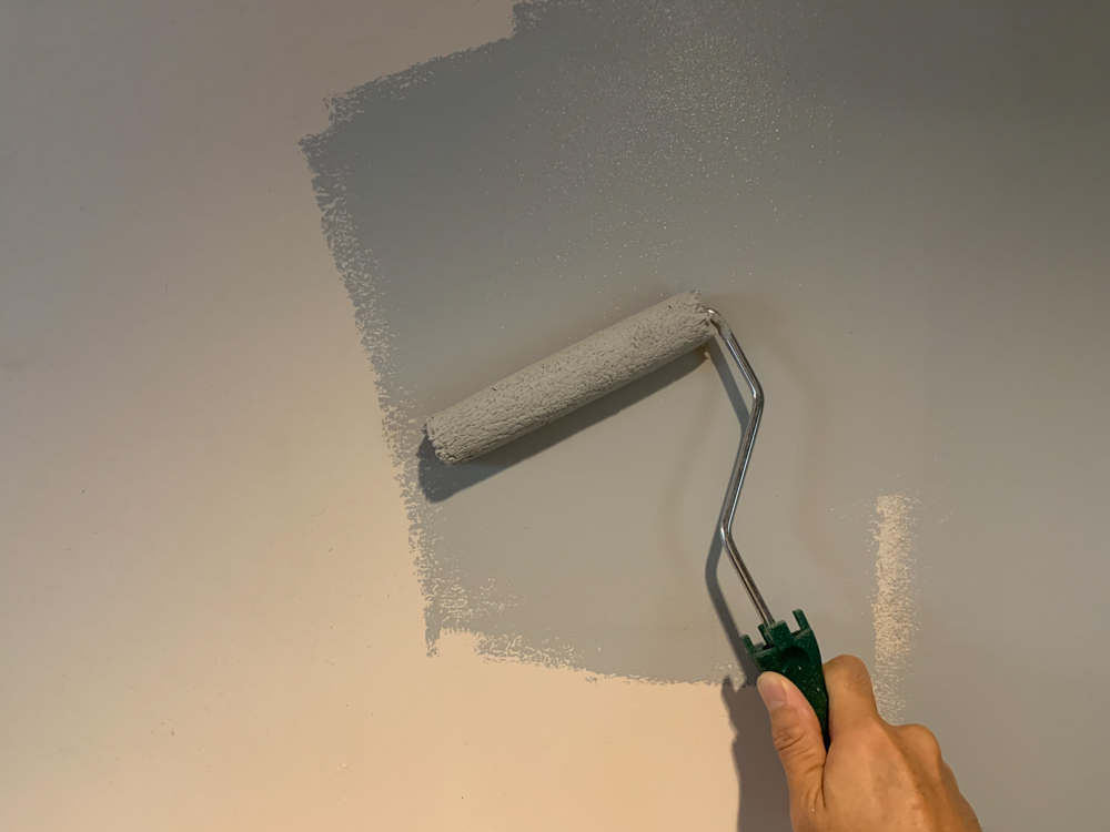 東京自宅の洗面所DIYリノベーション DAY2　天井と壁のペンキ2色塗り