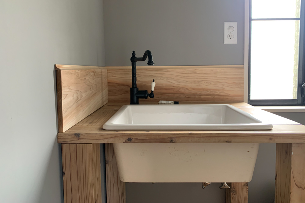 東京自宅の洗面所DIYリノベーション DAY5　水はね用板とハングマンを使った鏡の取付