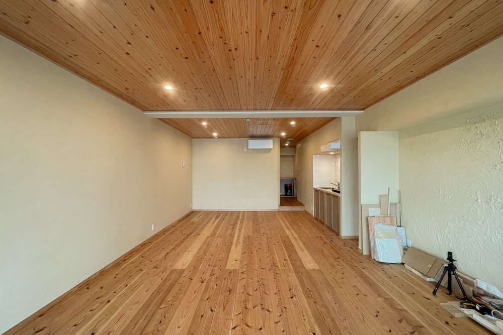 沖縄ワーケーションルームリノベーション　DIYパート DAY34　ほぼ完成した室内で佇むひととき