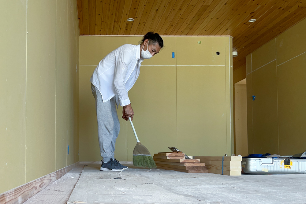 沖縄ワーケーションルームリノベーション　DIYパート DAY1　部材調達、ソーホースブラケットで脚立を作る、石膏ボードパテ埋め前のマスキング処理
