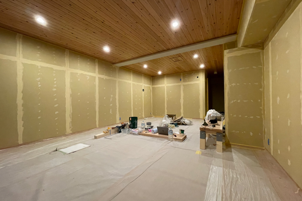 沖縄ワーケーションルームリノベーション　DIYパート DAY2　居室の石膏ボードパテ処理1回目