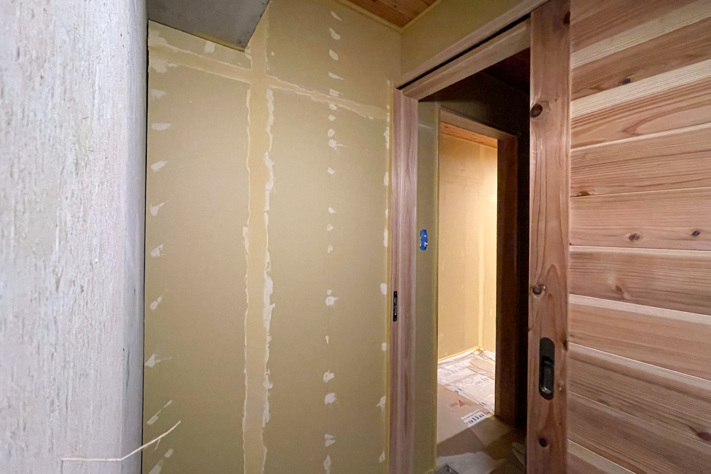 沖縄ワーケーションルームリノベーション　DIYパート DAY3　居室の石膏ボードパテ処理2回目＋通路とトイレのパテ処理1回目