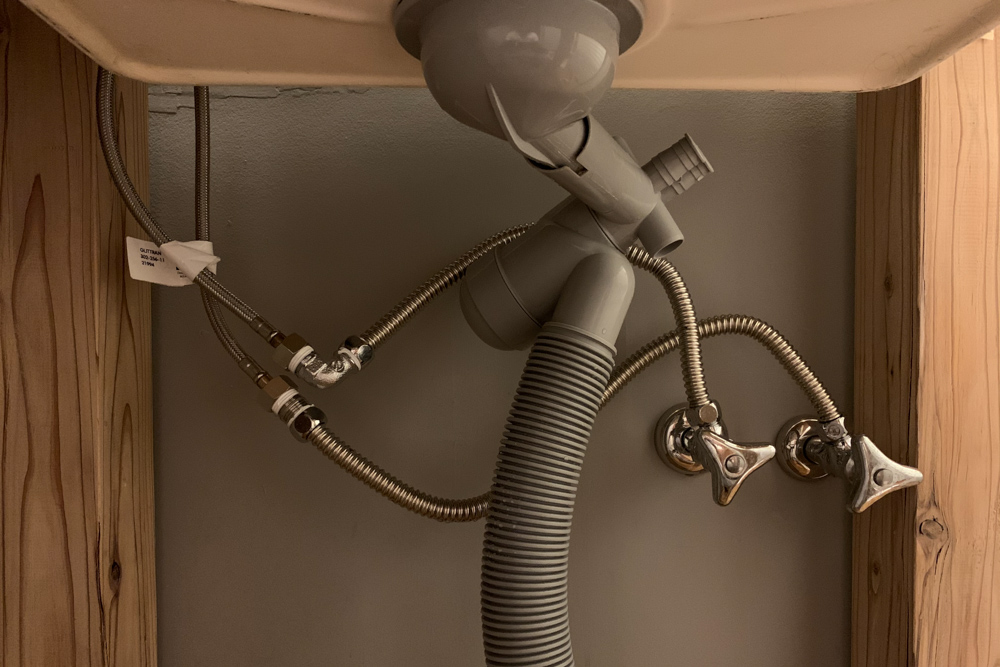 洗面所リノベーションDAY6　洗濯機Panasonic CUBLE（NA-VG740R）が届く、IKEAのシンクの組み立て、フレキケーブルを使い水栓と接続