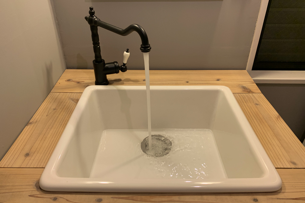 洗面所リノベーションDAY6　洗濯機Panasonic CUBLE（NA-VG740R）が届く、IKEAのシンクの組み立て、フレキケーブルを使い水栓と接続