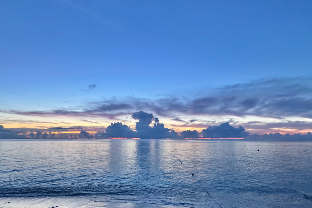与論島 大金久海岸の朝