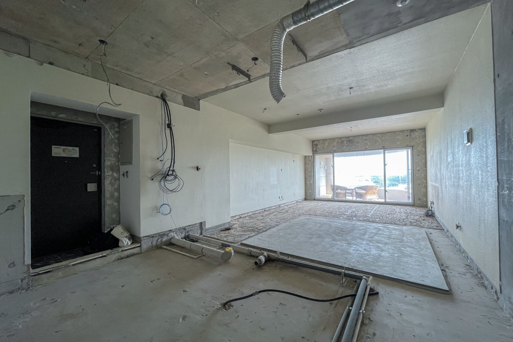 解体が終わりスケルトンになった室内　配管・電気の取り回しの打ち合わせと実測、漆喰の色味確認　沖縄ワーケーションルーム リノベーションプロジェクト 