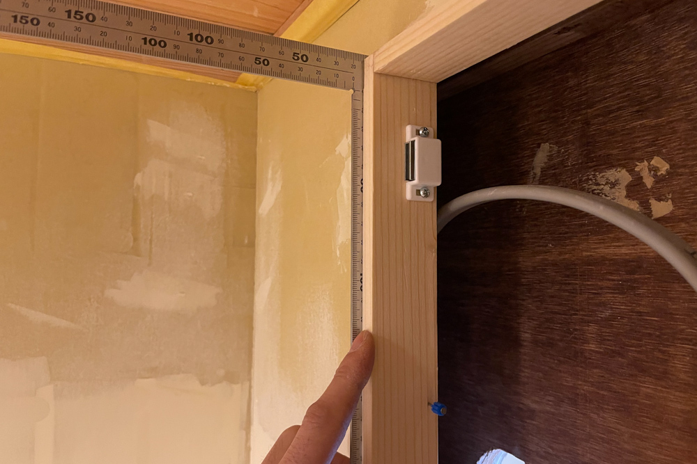 沖縄ワーケーションルームリノベーション　DIYパート DAY8　エアコン点検口の扉を作る・石膏ボードパテ仕上げ塗り・タイルカッターでタイルを切ってみる