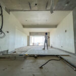 解体が終わりスケルトンになった室内　配管・電気の取り回しの打ち合わせと実測、漆喰の色味確認　沖縄ワーケーションルーム リノベーションプロジェクト