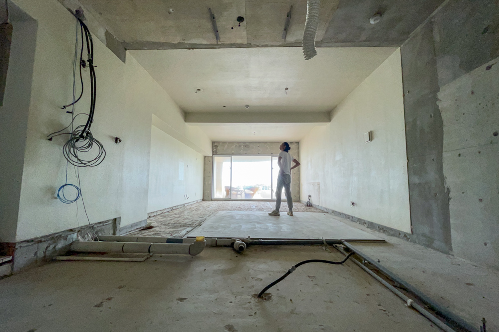 解体が終わりスケルトンになった室内　配管・電気の取り回しの打ち合わせと実測、漆喰の色味確認　沖縄ワーケーションルーム リノベーションプロジェクト