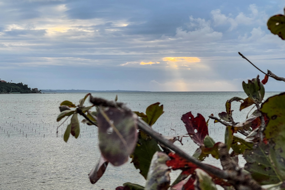 2月の沖縄の風景　雲の合間から差し込む光