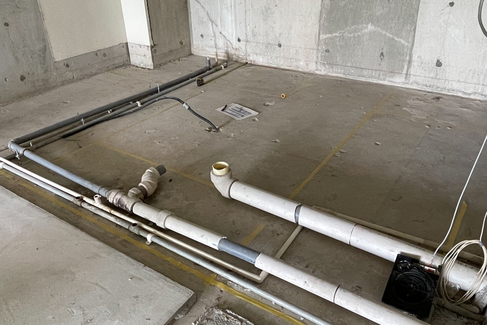 解体が終わりスケルトンになった室内　配管・電気の取り回しの打ち合わせと実測、漆喰の色味確認　沖縄ワーケーションルーム リノベーションプロジェクト 