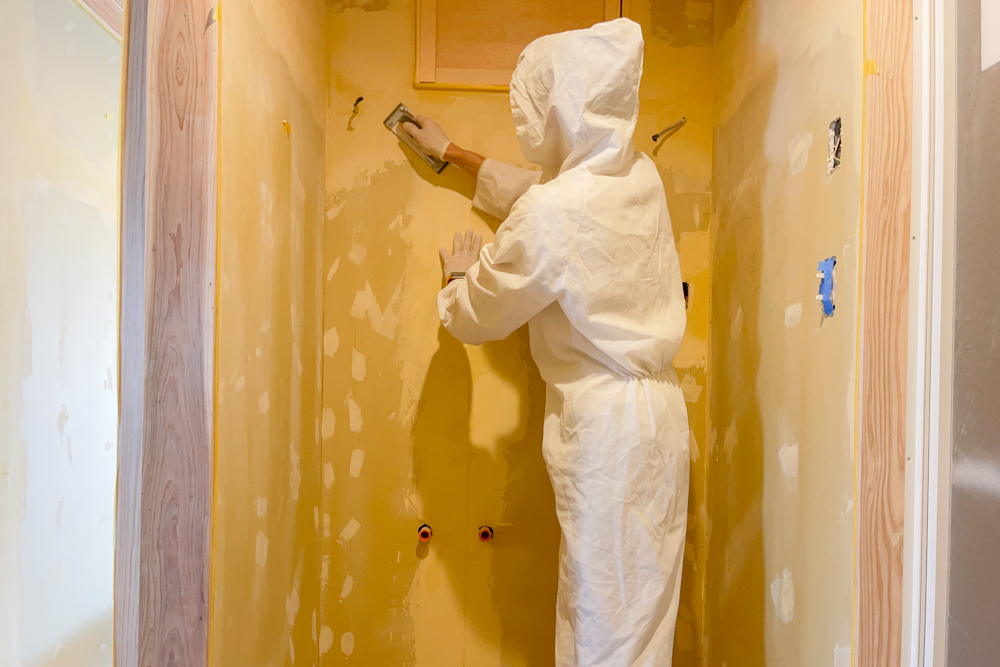 沖縄ワーケーションルームリノベーション　DIYパート DAY9　トイレ・洗面所のパテ＋漆喰下地処理完了！