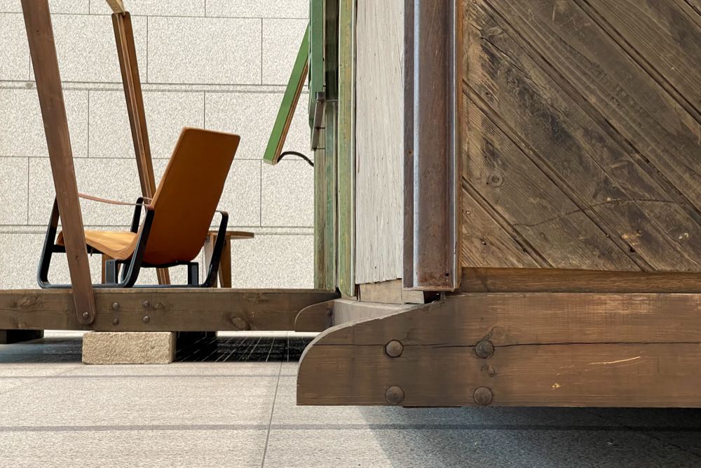「ジャン・プルーヴェ展 椅子から建築まで」＠MOT 東京都現代美術館　金属と木で構成された美しい家具とプレハブ住宅