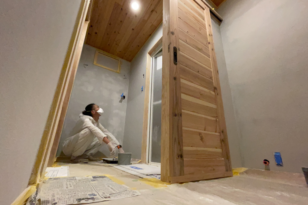 沖縄ワーケーションルームリノベーション　DIYパート DAY9　トイレ・洗面所のパテ＋漆喰下地処理完了！