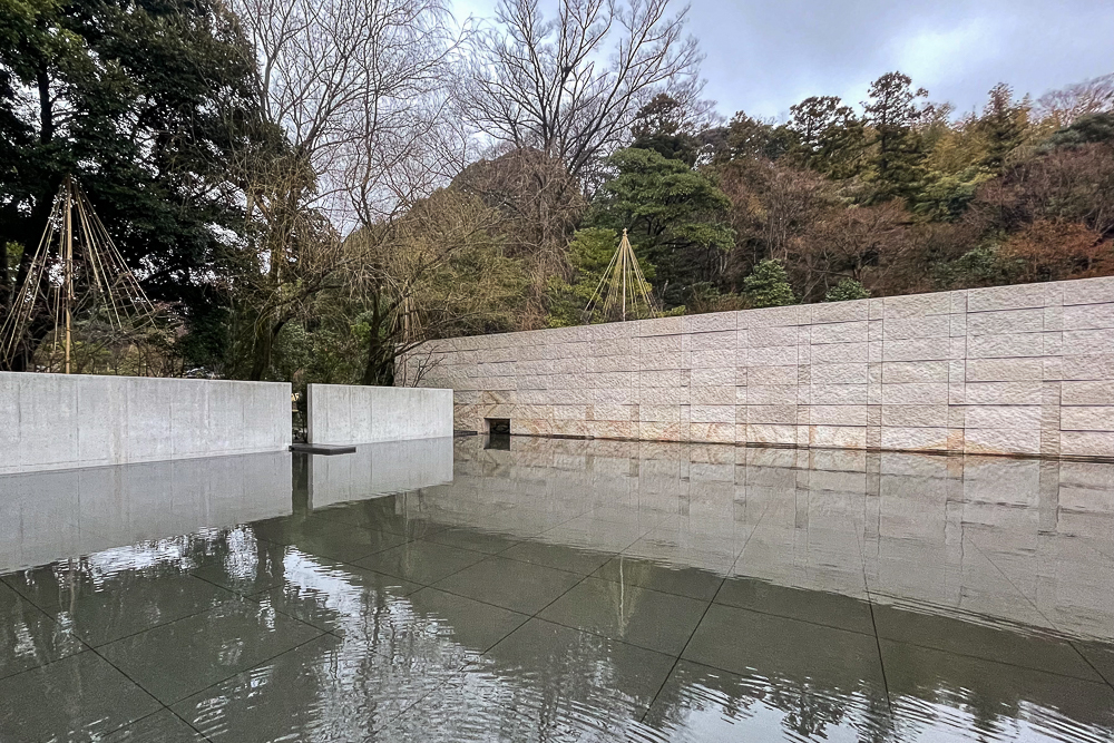 クラシックとモダンが融合する街 金沢というところ、思索へと誘う建物　谷口吉生氏設計の鈴木大拙館を訪問　水鏡の庭と庵治石の壁