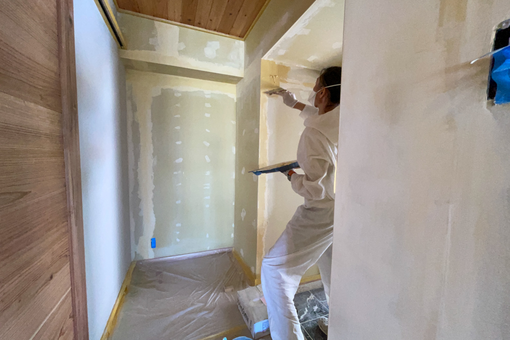 沖縄ワーケーションルームリノベーション　DIYパート DAY11　キッチンに貼るサブウェイタイルの並べ方を考える、石膏ボードパテ処理完了