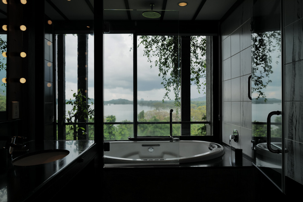 スリランカの密林に佇むジェフリー・バワ設計のホテル ヘリタンス・カンダラマ　Geoffrey Bawa's Heritance Kandalama nestled in the jungles of Sri Lanka