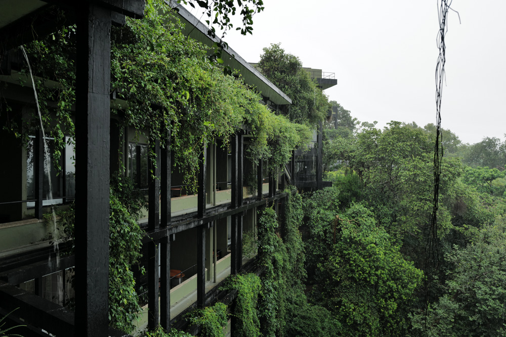 スリランカの密林に佇むジェフリー・バワ設計のホテル ヘリタンス・カンダラマ　Geoffrey Bawa's Heritance Kandalama nestled in the jungles of Sri Lanka