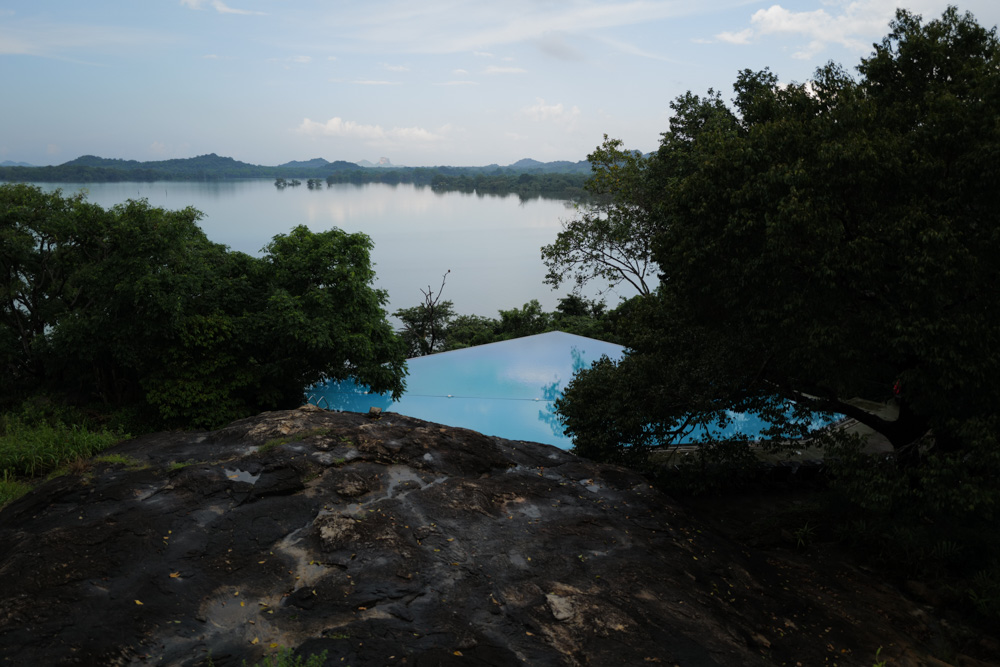 スリランカの密林に佇むジェフリー・バワ設計のホテル ヘリタンス・カンダラマ　Geoffrey Bawa's Heritance Kandalama nestled in the jungles of Sri Lanka