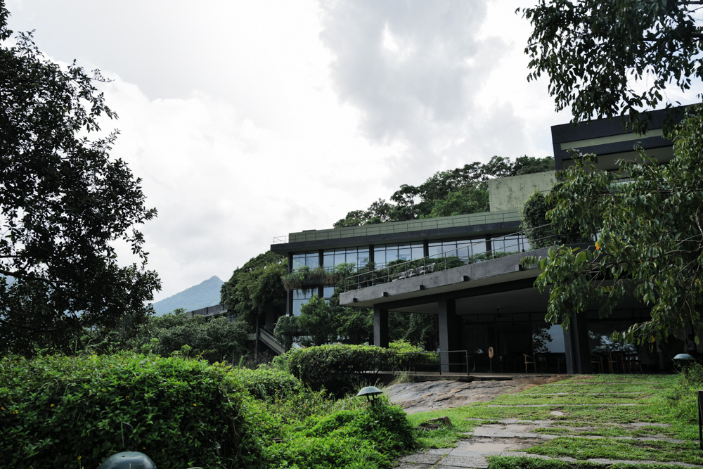 スリランカの密林に佇むジェフリー・バワ設計のホテル ヘリタンス・カンダラマ　Geoffrey Bawa's Heritance Kandalama nestled in the jungles of Sri Lanka