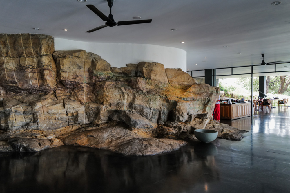 スリランカの密林に佇むジェフリー・バワ設計のホテル ヘリタンス・カンダラマ　Geoffrey Bawa's Heritance Kandalama nestled in the jungles of Sri Lanka