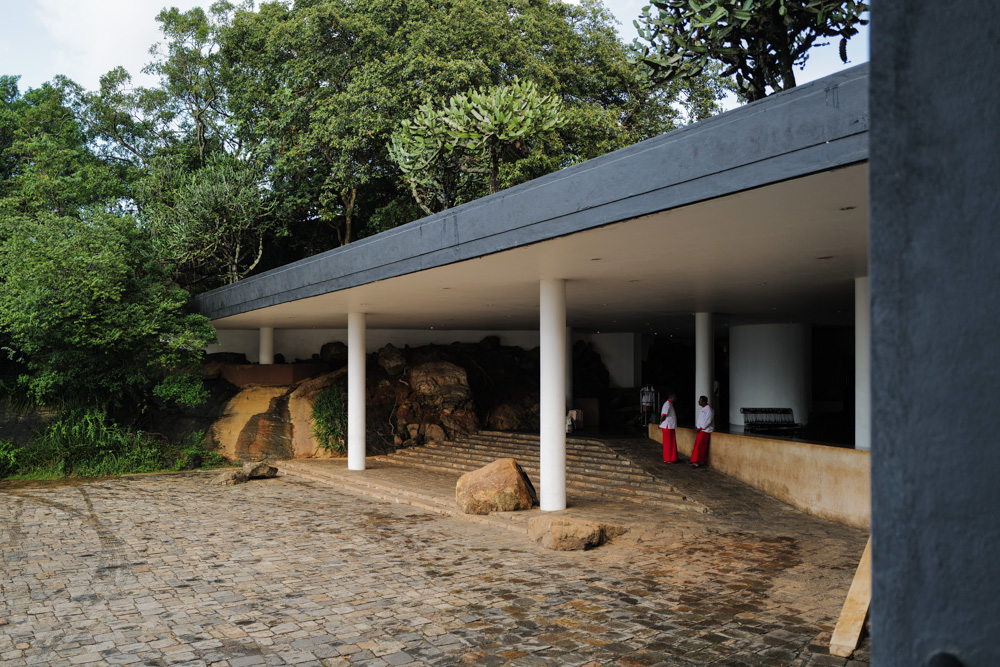 スリランカの密林に佇むジェフリー・バワ設計のホテル ヘリタンス・カンダラマ　Geoffrey Bawa's Heritance Kandalama nestled in the jungles of Sri Lanka