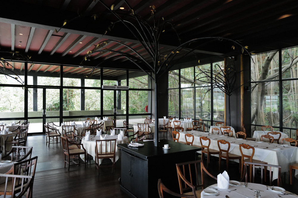 スリランカの密林に佇むジェフリー・バワ設計のホテル ヘリタンス・カンダラマ　Geoffrey Bawa's Heritance Kandalama nestled in the jungles of Sri Lanka