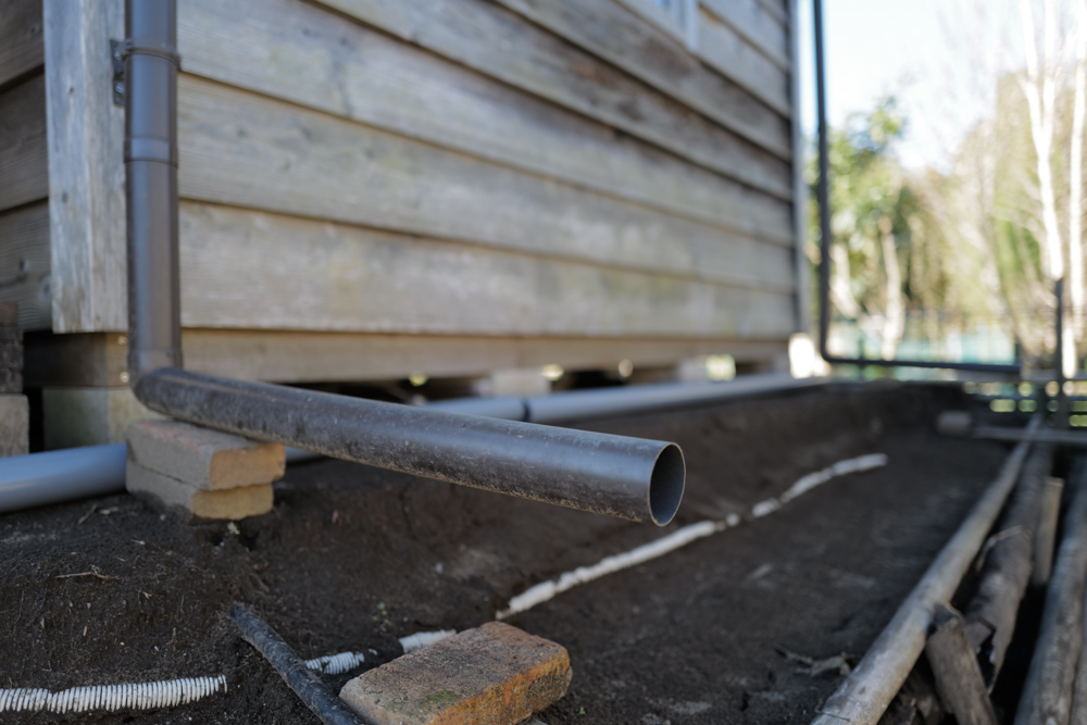 小屋の土留補修 DAY8　雨樋とガーデンシンク用の排水管を埋設する