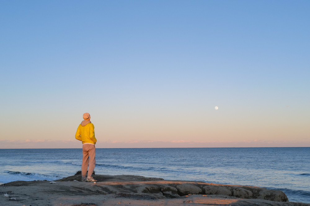 Leica Q2で撮る 夕陽を浴びながら月の出を眺める＠九十九里浜