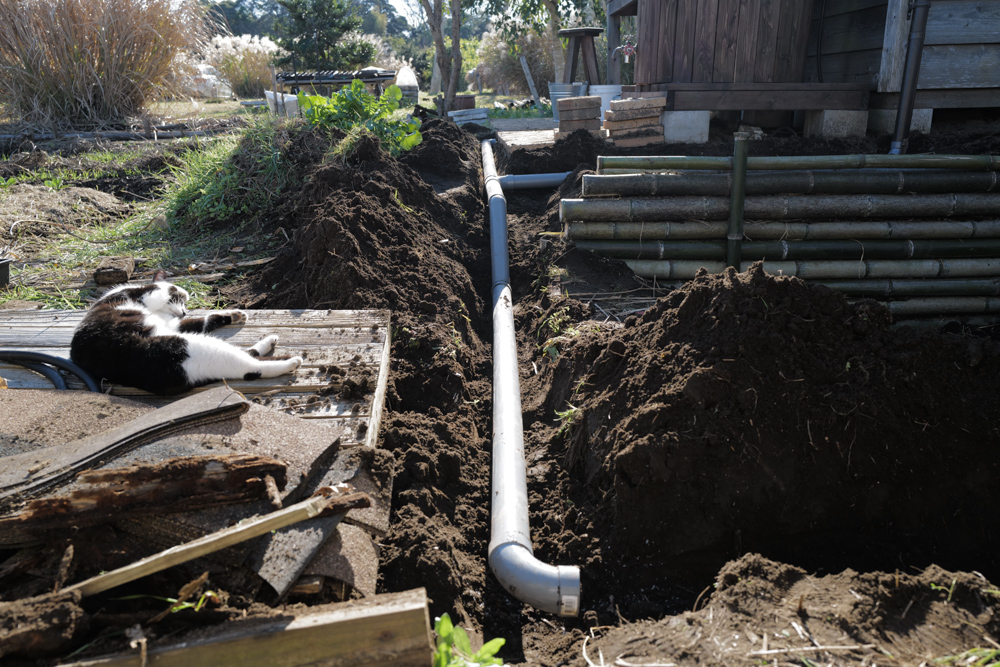 小屋の土留補修 DAY8　雨樋とガーデンシンク用の排水管を埋設する