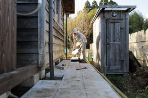 小屋の土留補修 DAY9　小屋の裏側にコンクリート平板を敷く
