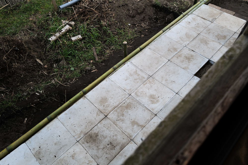 小屋の土留補修 DAY9　小屋の裏側にコンクリート平板を敷く