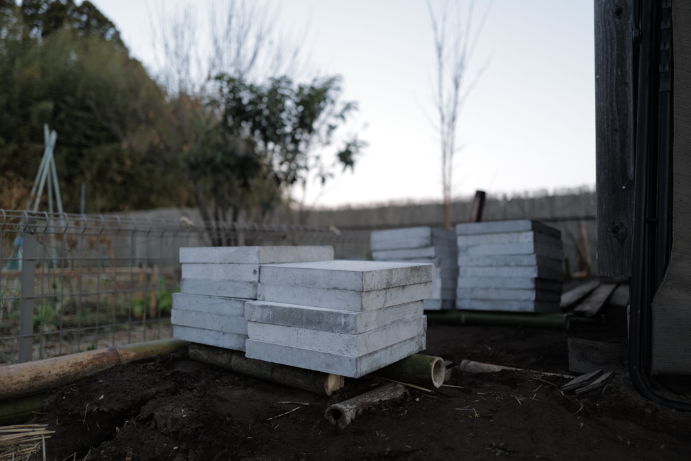 小屋の土留補修 DAY10　小屋の側面にコンクリート平板を敷く＋2021年最後の収穫