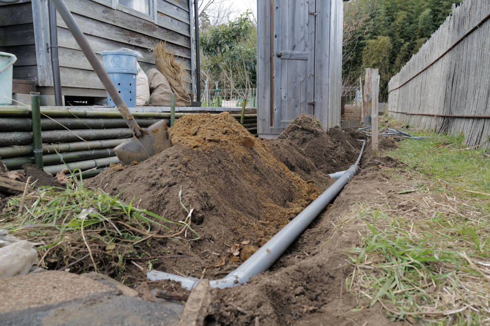 小屋の土留補修 DAY11　コンポストトイレ用排水管と浸透マスを埋設する