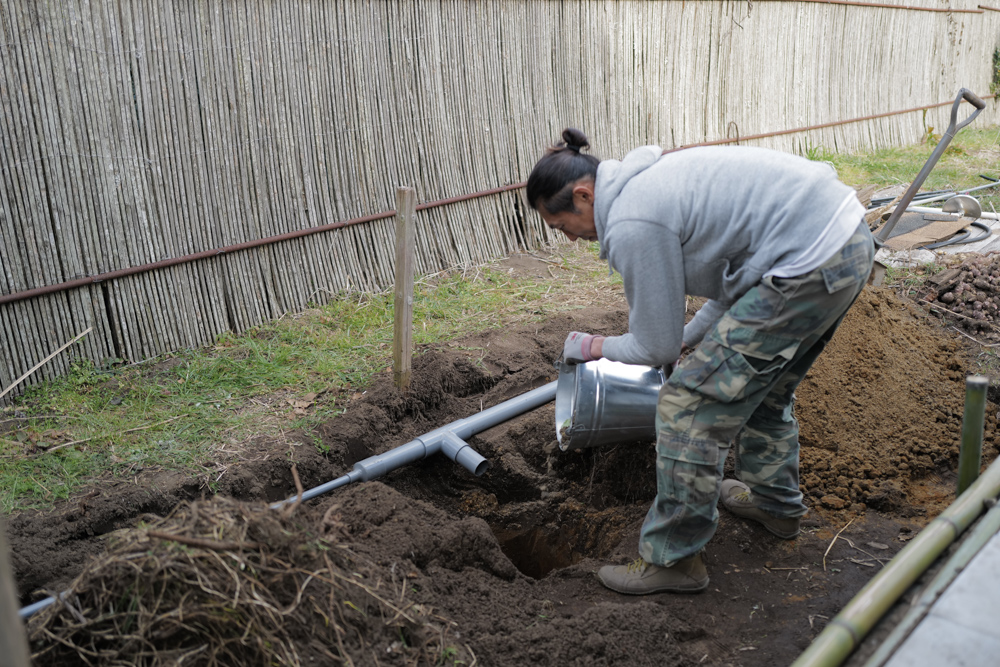 小屋の土留補修 DAY11　コンポストトイレ用排水管と浸透マスを埋設する