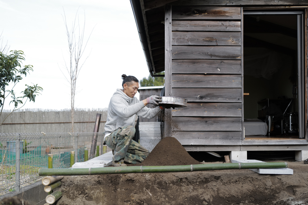 小屋の土留補修 DAY15　小屋前面の土留とコンクリート平板敷き