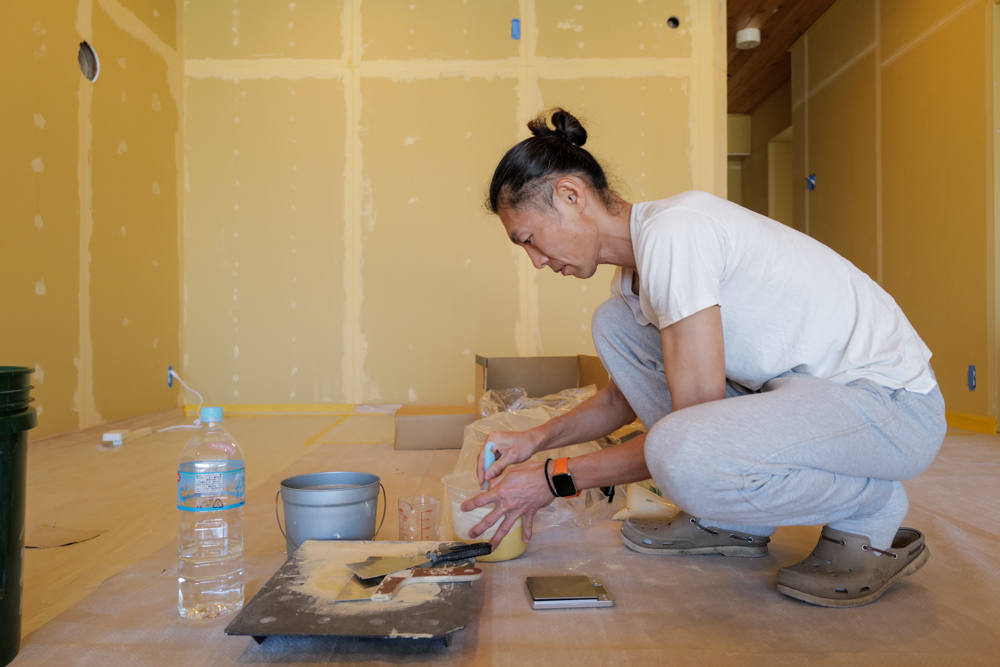 沖縄ワーケーションルームリノベーション　DIYパート DAY3　居室の石膏ボードパテ処理2回目＋通路とトイレのパテ処理1回目