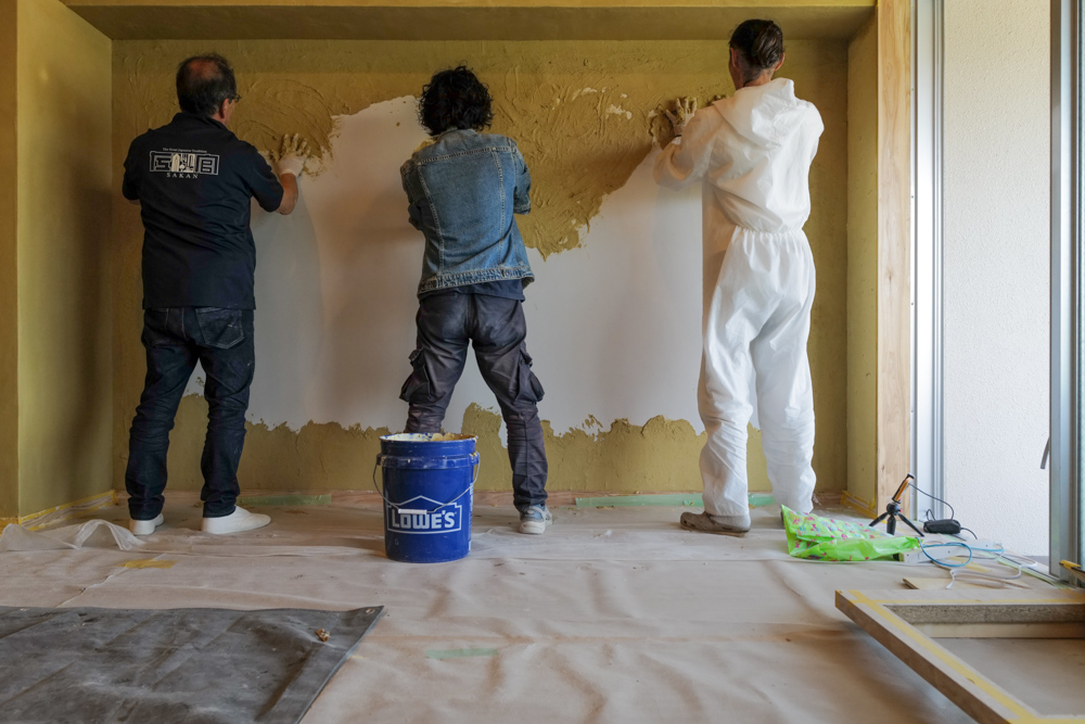 沖縄ワーケーションルームリノベーション　DIYパート DAY22　琉球漆喰塗り 完了！アートか？デザインか？、そして無垢の杉板が姿を現す