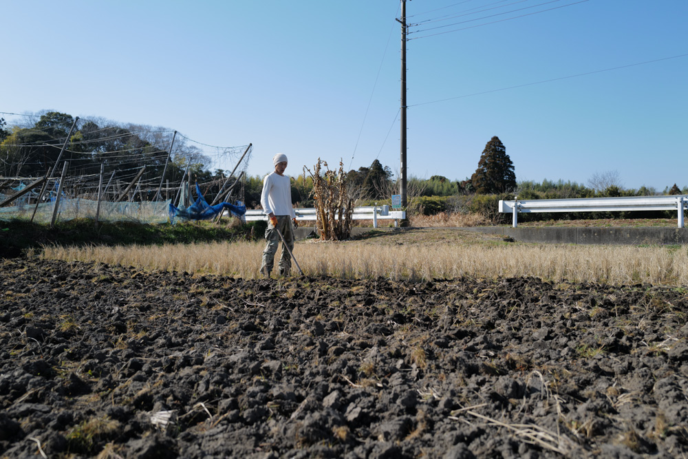 土用入り、内発的動機に基づく行動がリンクするところ　田んぼのゴミを拾いながら田起こし DAY10