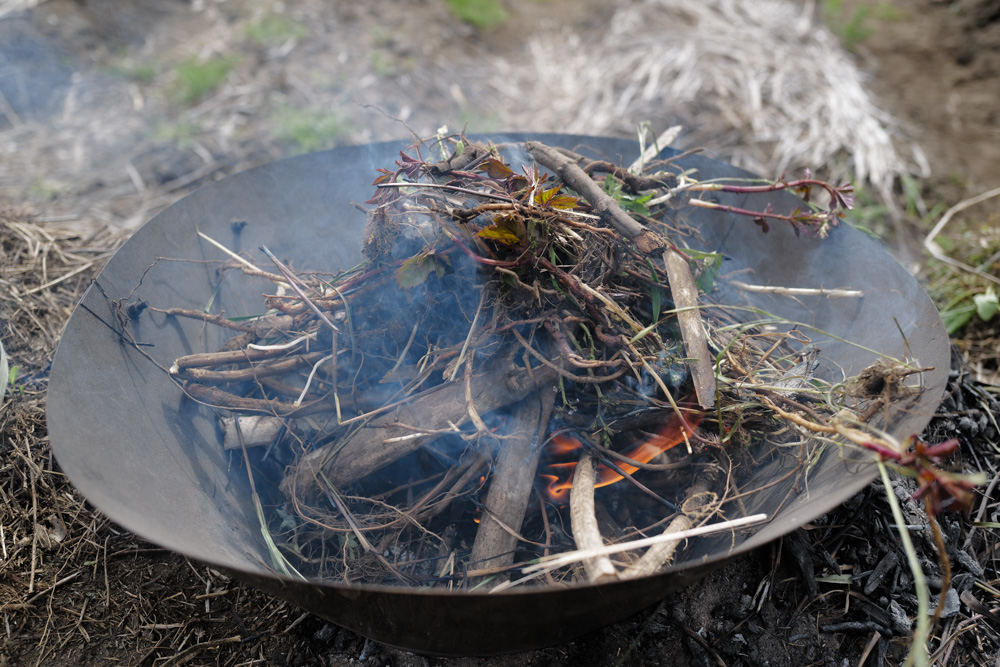夏野菜の準備　小屋横の区画を整える