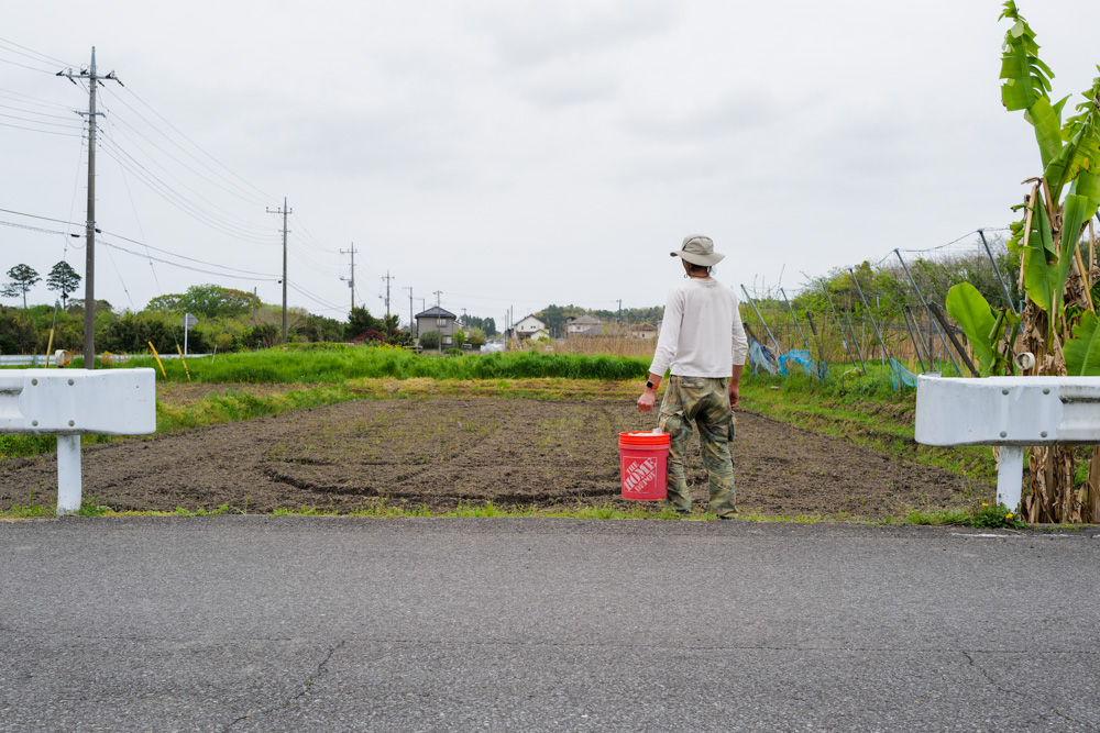 夏野菜の準備　小屋横の区画を整える